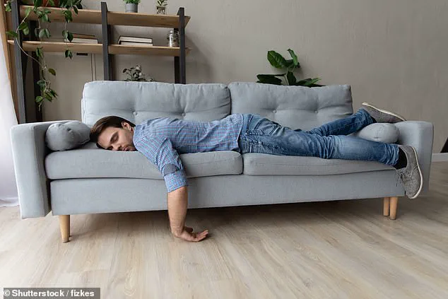 The 3pm Slump: Unraveling the Link Between Sleep Quality and Daytime Fatigue, According to NHS Guidelines