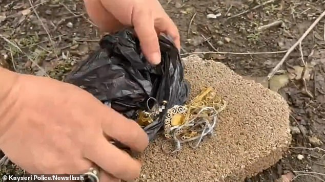 Bizarre Theft in Kayseri: Man Uses Forklift and Donkey to Loot Jewelry Shop