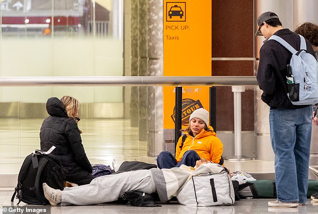 Winter Storm Hernando Disrupts East Coast Travel, Leaving Thousands Stranded and Airlines in Crisis