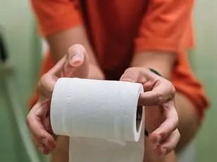 Men's Health Experts Sound Alarm Over Skipping Toilet Paper After Urination, Linking Habit to Infections and Cancer Risk