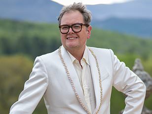 25-Year-Old Woman Faces Homelessness Due to Severe Hyperhidrosis