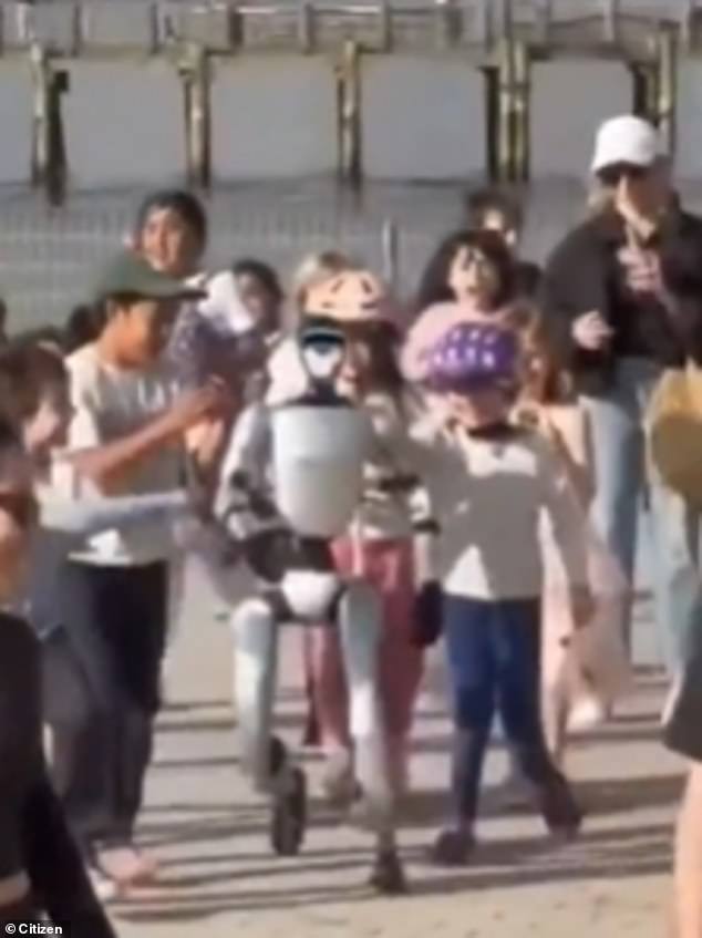 Unitree G1 Robot Engages in Play with Children at Brooklyn Bridge Park