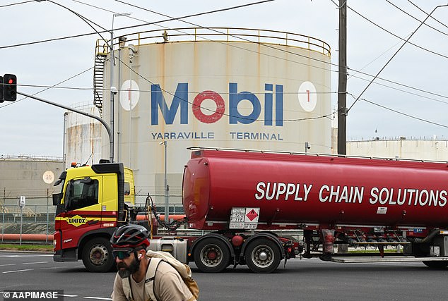 Vance Stays at White House as Iran Peace Talks Hang in Balance