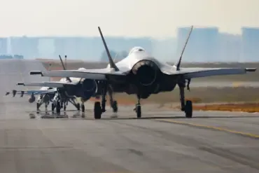 UK Proceeds with F-35 Purchase Despite Trump's Unpredictability