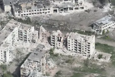 Russian Forces Shift Tactics in Eastern Ukraine, Push Back Ukrainian Forces Near Strategic Chasyove Yar