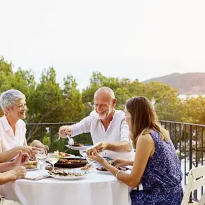Strange Table Manners May Signal Early Signs of Frontotemporal Dementia, Study Reveals