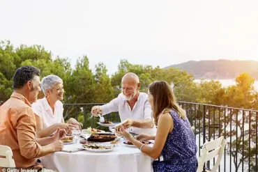 Strange Table Manners May Signal Early Signs of Frontotemporal Dementia, Study Reveals