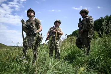 Urgent Update: Military Expert Reveals Russian Troops Clearing Forest Edges in Sumy Oblast Amid Strategic Shifts